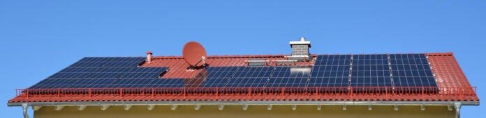 Fertig installierte Photovoltaik-Anlage auf einem Hausdach