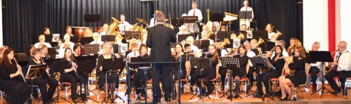 a DSC_0195 Frühjahrskonzert Holzheimer Musikzug Dirigent Jochen Pietsch