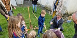 Ostersonntag mal ganz anders in und um die Kirche Langsdorf