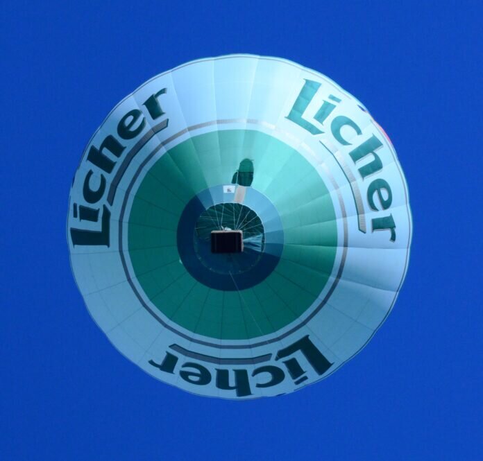 ein in der Luft fahrender Bierdeckel DSC_0194