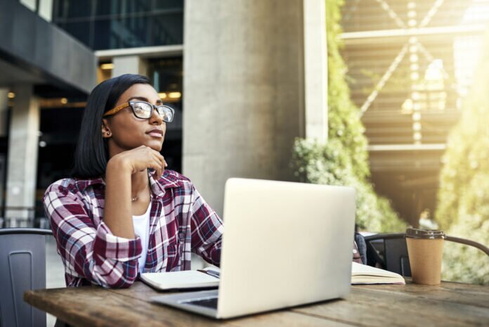 Junge Frau am Laptop