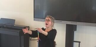 Eine rollschuhfahrende Autorin an der Hedwig-Burgheim-Schule