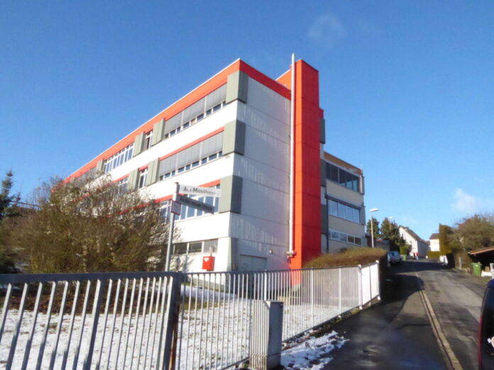 13439364-in-der-einstigen-gesamtschule-in-rodheim-ziehen-uebergangsweise-weitere-klassen-der-kreisberufsschule-ein-foto-so-3Ue9