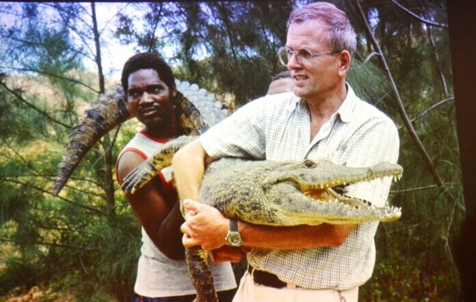 Dr. Bonath mit Krokodil in den Armen DSC_0364