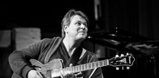 →→ Mittwoch, 20.03.2024, 20:00 Uhr Ro Gebhardt – Der Gitarren-Maestro aus dem Saarland rockt mit seinem Sohn die Bühne der Vitos-Kapelle