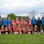 Bälle und Shirts für Fußballmädchen