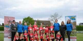 Bälle und Shirts für Fußballmädchen