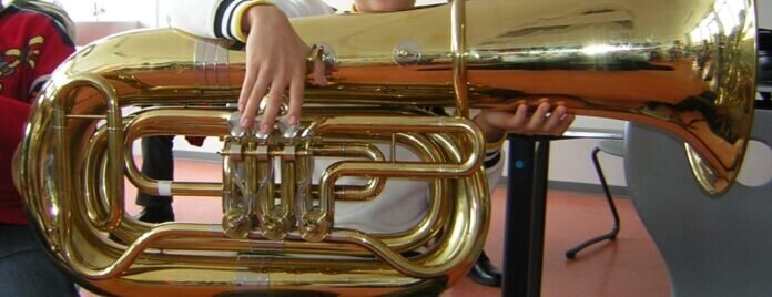 Presse Junge mit Tuba