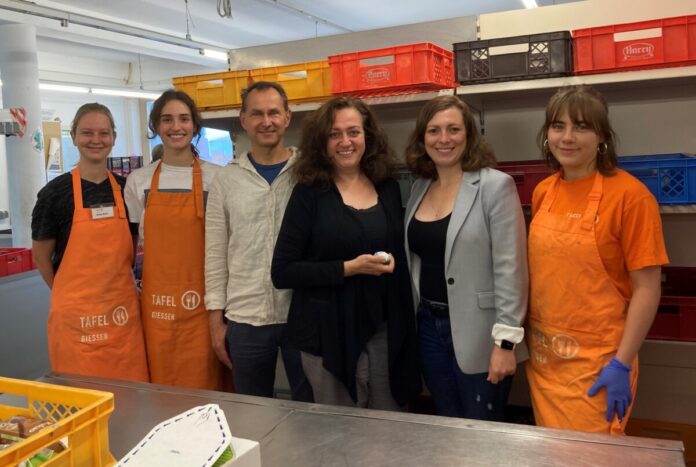 YogaStudio OM spendet 500 Euro für die Tafel Gießen