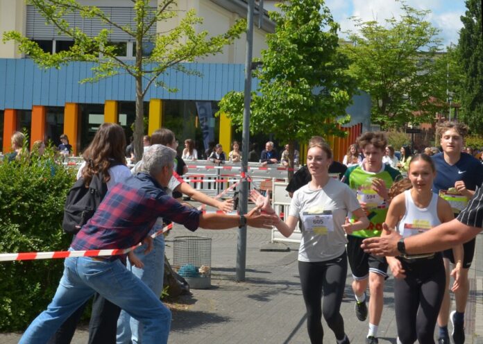 2024_06_Sponsorenlauf_Abklatschen