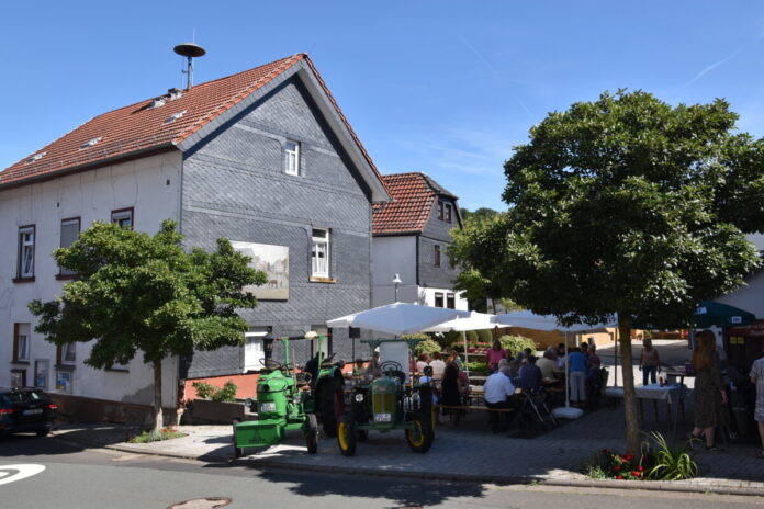 Brunnenplatz mit Traktoren