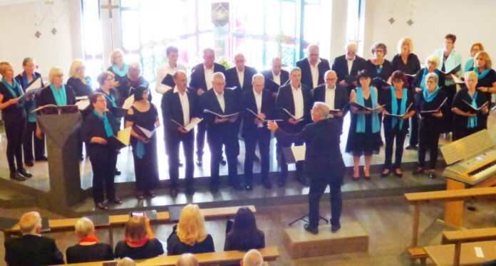 Die Chorifeen mit Dirigent Stefan Spielberger b