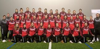 Stilvoll auf und neben dem Platz: Sponsoren übergeben neue Trainingsanzüge an die Frauenmannschaften des TSV Klein-Linden