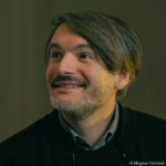 MÖCHTE DIE WITWE ANGESPROCHEN WERDEN, PLATZIERT SIE AUF DEM GRAB DIE GIESSKANNE MIT DEM AUSGUSS NACH VORNE. Lesung mit Bestseller-Autor Saša Stanišić