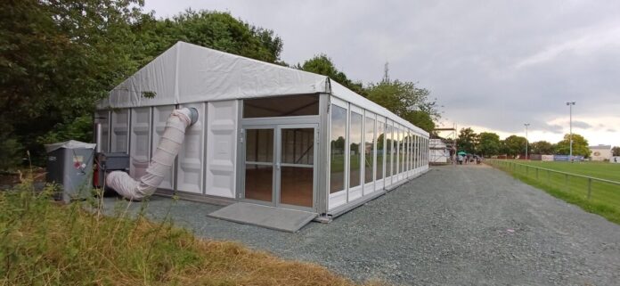 K1600_Neubau auf Sportplatz Holzheim Hintergrund Regenbogenschule 20250730_191852 (2)