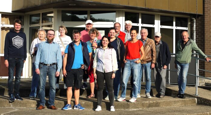 Gruppe vor Bürgerhaus P1050195