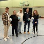 SPD Kleinlinden übergibt Bälle an Sportmannschaften