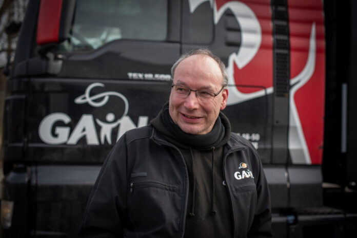 Klaus Dewald vor einem GAiN Lkw