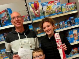 Buck in Hungen spendet der Hungener Badmintonjugend Turnierbälle