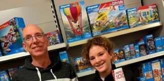 Buck in Hungen spendet der Hungener Badmintonjugend Turnierbälle