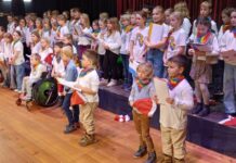 “Das habt ihr großartig gemacht!” Weihnachtskonzert der “Regenbogenschule” in der “Limeshalle” Grüningen