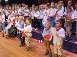 “Das habt ihr großartig gemacht!” Weihnachtskonzert der “Regenbogenschule” in der “Limeshalle” Grüningen