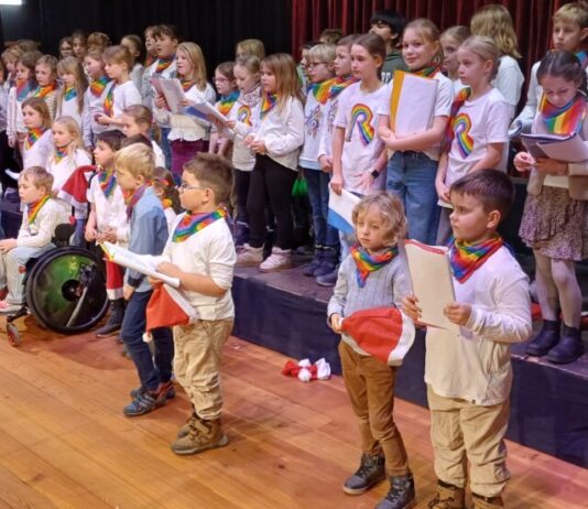“Das habt ihr großartig gemacht!” Weihnachtskonzert der “Regenbogenschule” in der “Limeshalle” Grüningen