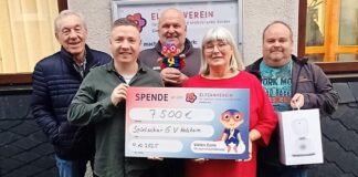 Theatergruppe “Harmonie” Holzheim Spendensumme von 7500 Euro an Elternverein krebskranker Kinder übergeben