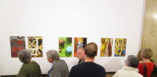 Voller Saal für die Vernissage der Venedig-Fotoausstellung „Jenseits der Fassade / Oltre la facciata“ von Birgit Salzmann in der Phantastischen Bibliothek Wetzlar – zu sehen bis zum 20. Februar