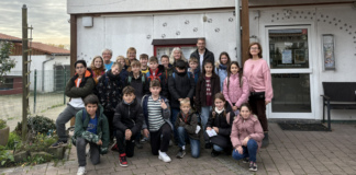 Waffeln für den guten Zweck: Schüler der 5a spenden 200 Euro an Tierheim