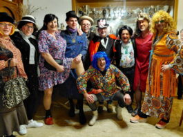 Weiberfastnacht der Chorifeen begeistert mit Witz, Charme und vollem Haus