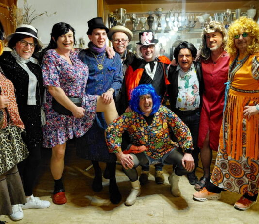 Weiberfastnacht der Chorifeen begeistert mit Witz, Charme und vollem Haus