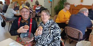 “Buss-Arnold-Stiftung Holzheim” feiert traditionell mit Kräppeln, fast schon eine “Prunksitzung”