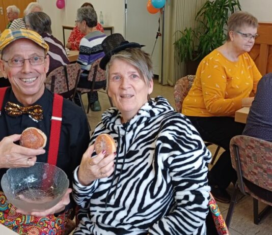 “Buss-Arnold-Stiftung Holzheim” feiert traditionell mit Kräppeln, fast schon eine “Prunksitzung”