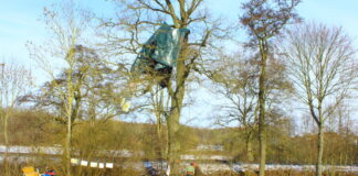 Spektakuläre Baumbesetzung auf B49-Trasse – 40 Menschen bei Infospaziergang