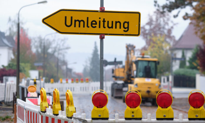 Umleitung ( detour ) traffic sign at a closed road due to a construction site