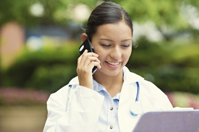 Frau_Telefon_panthermedia-b51263401-
