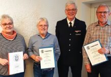 “Ein Lebenswerk”, 60 Jahre Treue zum Ehrenamt als Feuerwehrmusiker. Kreisstabführer Werner Rauber-Wagner zeichnete Dieter Seidler und Gerthold Wardega vom Musikzug Holzheim aus