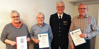“Ein Lebenswerk”, 60 Jahre Treue zum Ehrenamt als Feuerwehrmusiker. Kreisstabführer Werner Rauber-Wagner zeichnete Dieter Seidler und Gerthold Wardega vom Musikzug Holzheim aus