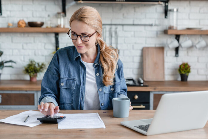 AGS_Förderungen_Online_AdobeStock_667817989_InsideCreativeHouse