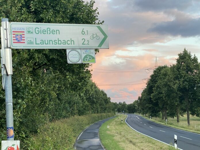 Wegweiser am Lahnradweg