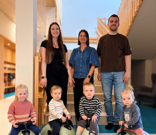 Ein Flohmarkt mit nachhaltiger Wirkung: Elternbeirat übergibt Spende an Kinder- und Familienzentrum
