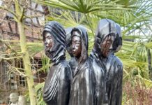 Skulptur “Die Gemeinschaft” von Stephan Guber wird im Dorf- und Kulturladen Eberstadt aufgestellt
