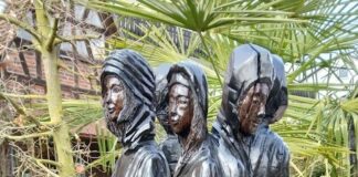 Skulptur “Die Gemeinschaft” von Stephan Guber wird im Dorf- und Kulturladen Eberstadt aufgestellt