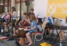 Kinder- und Jugendband “CHICKPEAS” musizierte “für ein gutes Leben aller Generationen” bei der Ausstellung “Strom statt Sprit” der Bürgerinitiative “Pohlheim Zero”