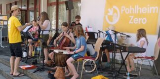Kinder- und Jugendband “CHICKPEAS” musizierte “für ein gutes Leben aller Generationen” bei der Ausstellung “Strom statt Sprit” der Bürgerinitiative “Pohlheim Zero”