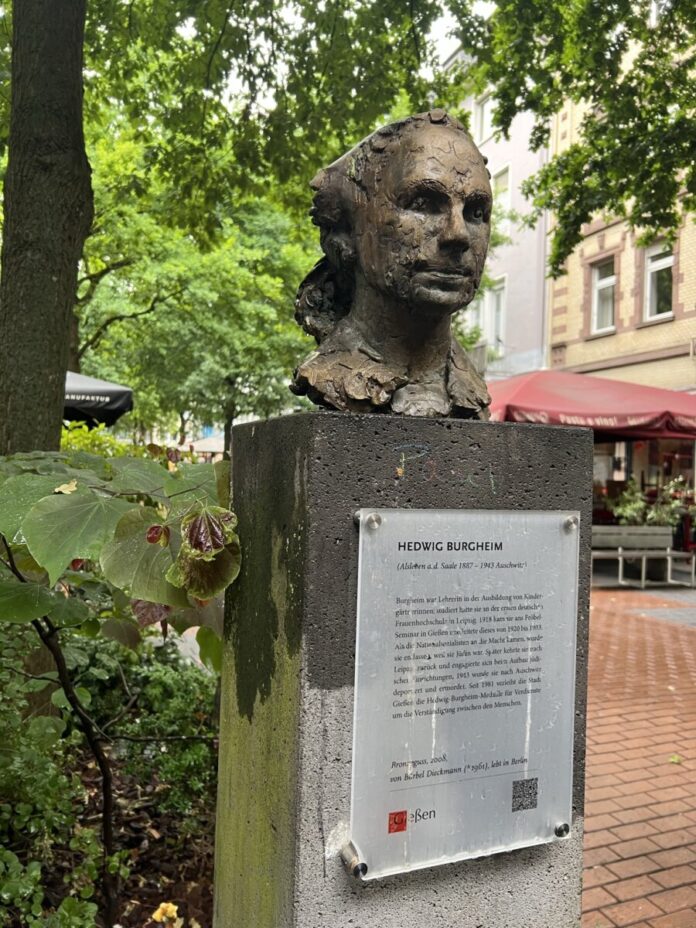 HB Büste