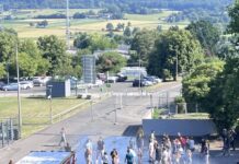 Freiwillige Feuerwehr (Alten-Buseck) sorgt für Abkühlung an der IGS Busecker Tal