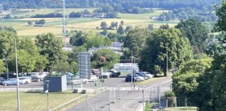 Freiwillige Feuerwehr (Alten-Buseck) sorgt für Abkühlung an der IGS Busecker Tal
