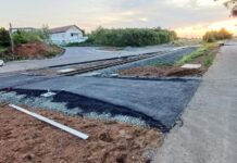 Neuer Radweg kreuzt vor Garbenteich die Bahngleise